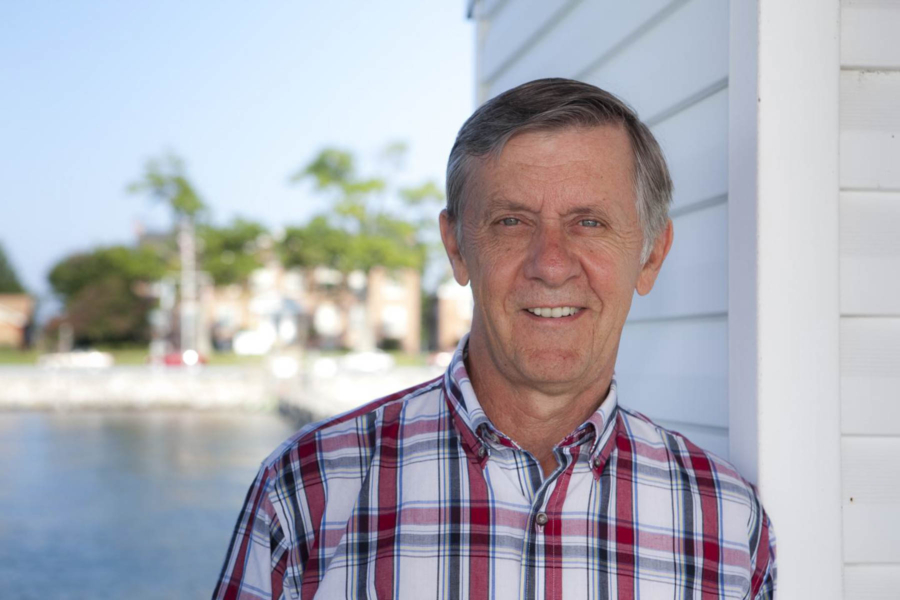 Walter stands outside of the Chesapeake Biological Laboratory in Solomon’s Island, Maryland.